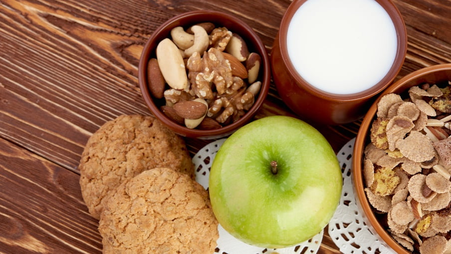 Biscuits à l'érable, aux pommes et au son avec un verre de lait.  Biscuits à l'érable, aux pommes et au son avec un verre de lait.