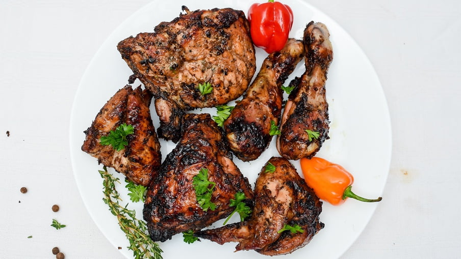 Poulet cuit dans une assiette. Poulet cuit dans une assiette.