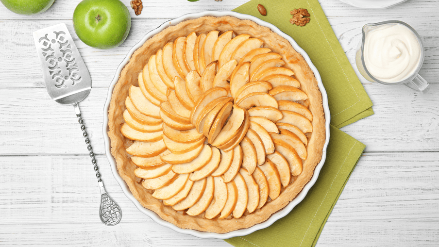 Des pommes joliment disposées dans une tarte pour le dessert.  Des pommes joliment disposées dans une tarte pour le dessert.