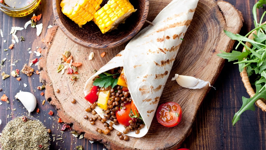 Burritos aux lentilles dans une tortilla. Burritos aux lentilles dans une tortilla.